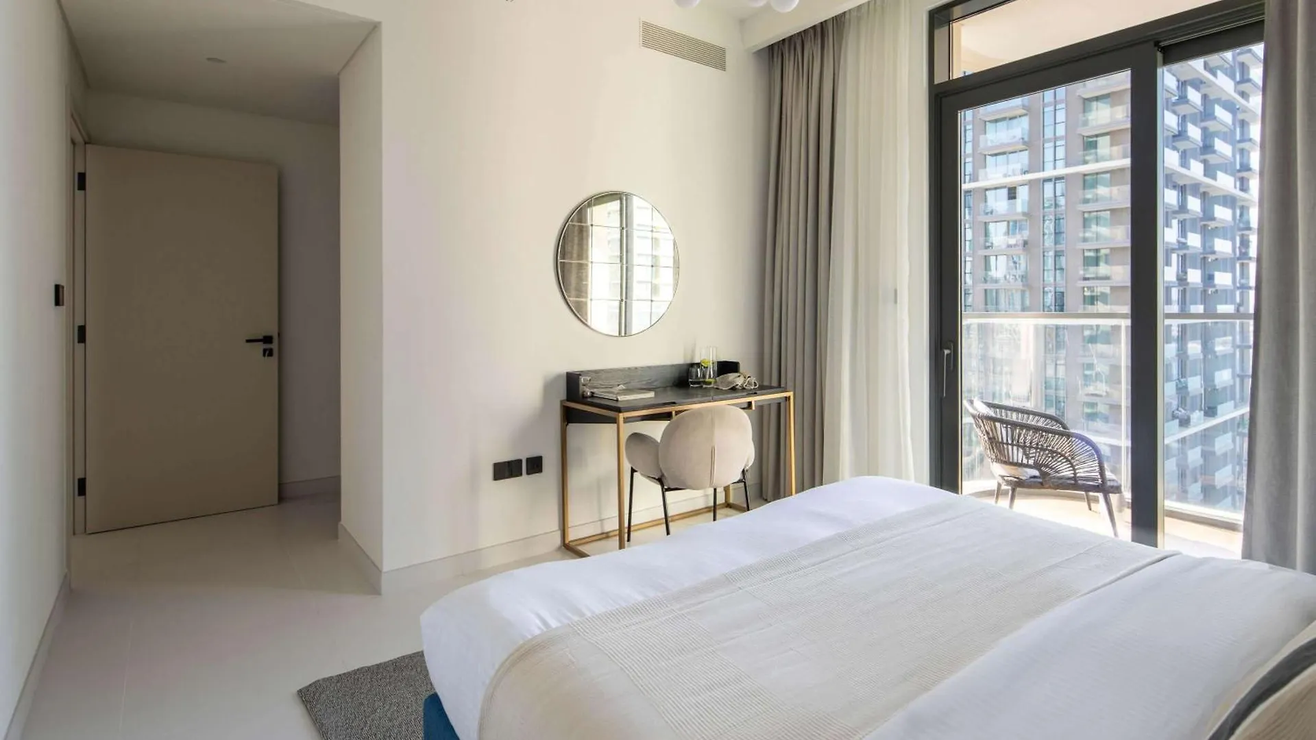 Frank Porter - Marina Vista Tower 2 Dubai Apartment
